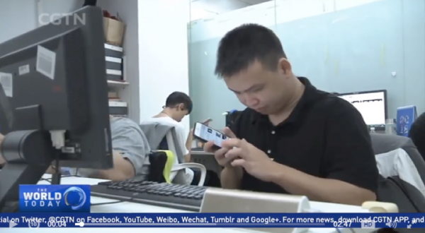 沈广荣正在通过读屏软件对互联网产品进行测试。 