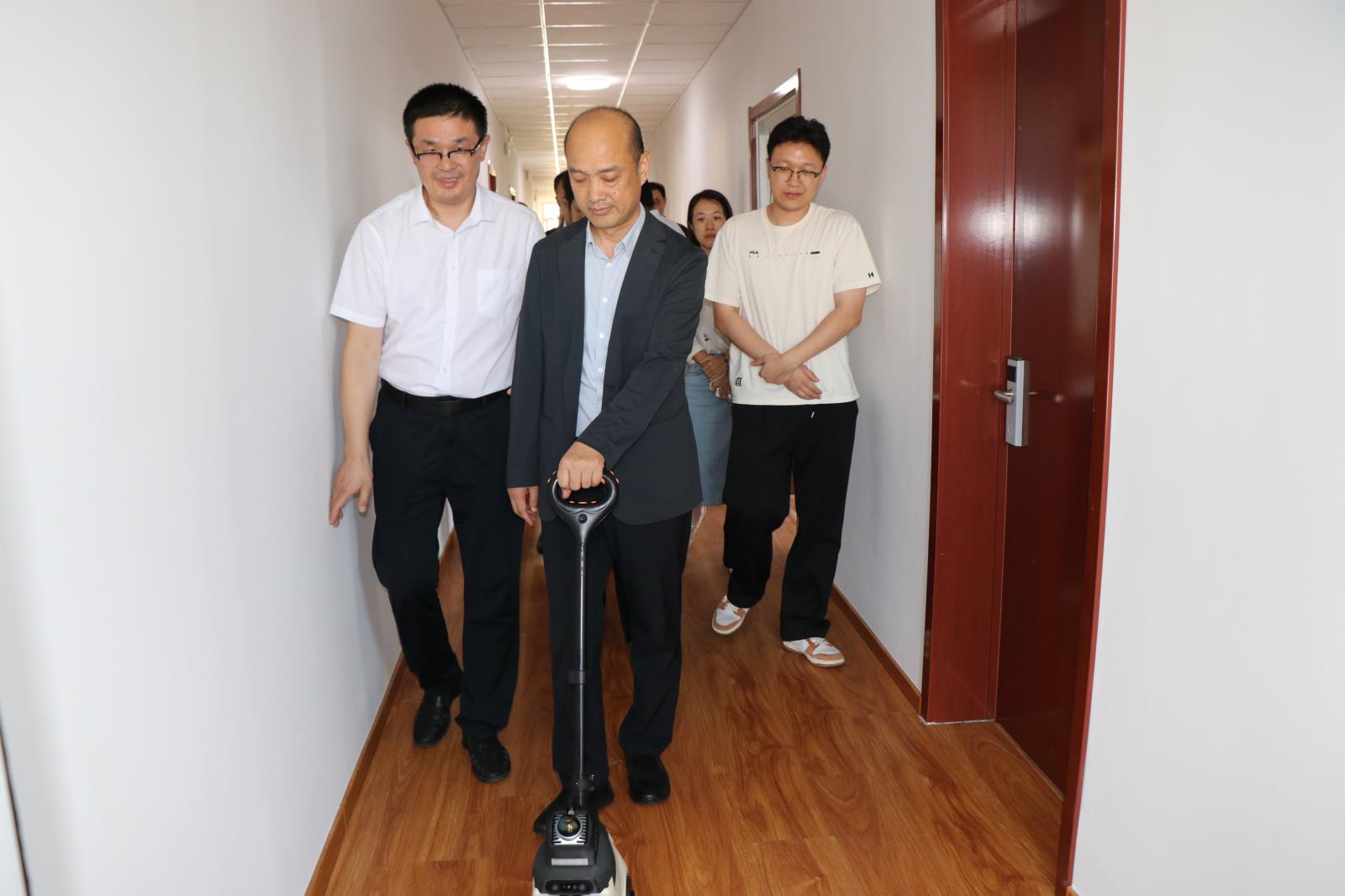 图为胡向阳副理事长体验AI LOOK2.JPG