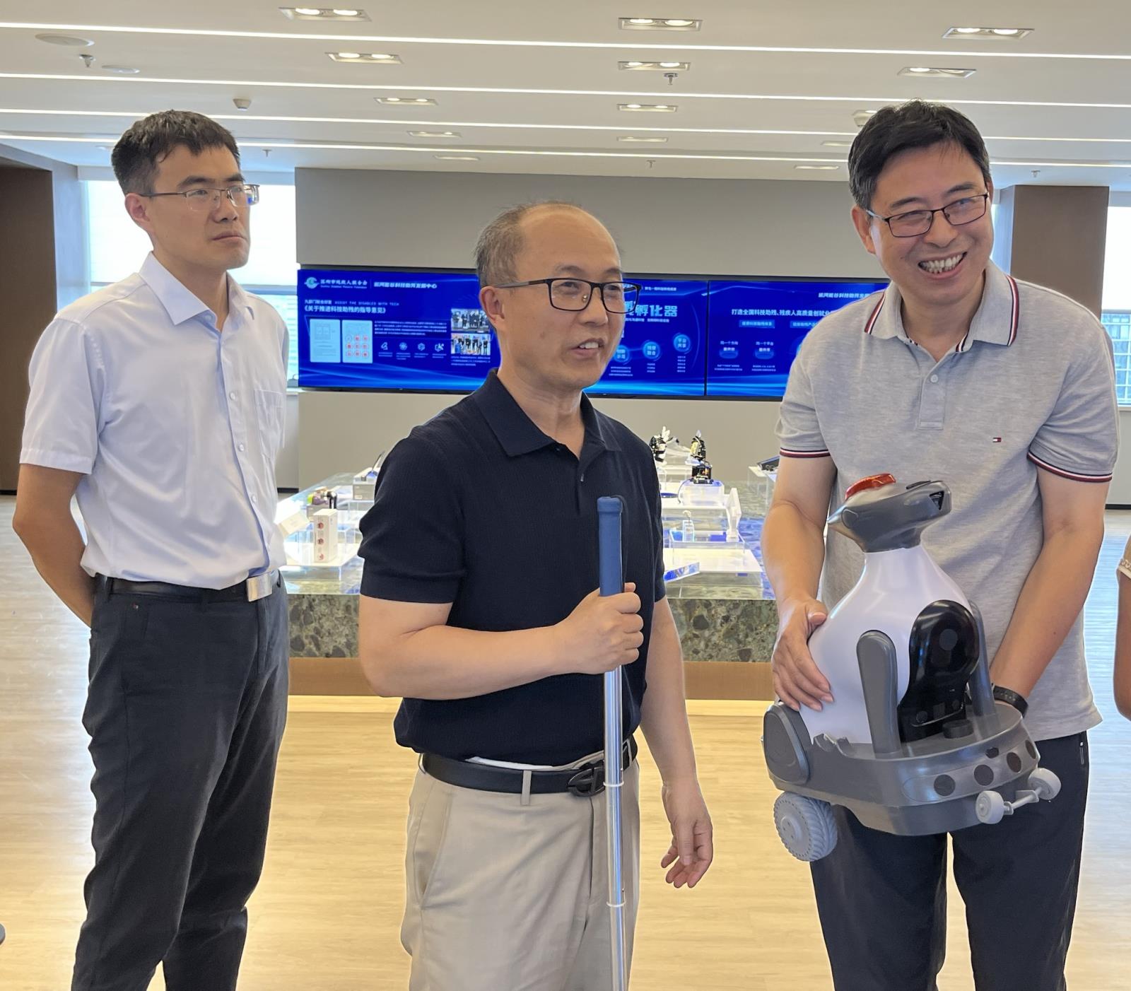 图为倪前龙介绍AI LOOK.jpg 图为倪前龙介绍AI LOOK.jpg